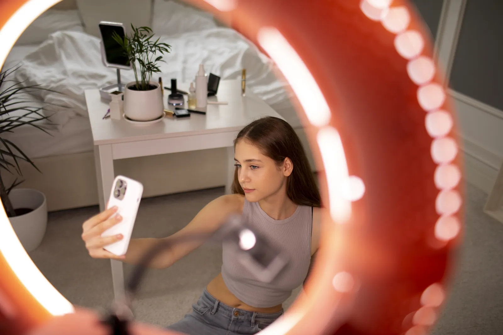 Creatorin filmt ihre Make-up-Routine im Ringlicht